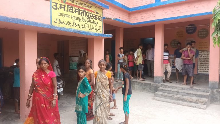 छात्रा की मौत को लेकर ग्रामीणों ने विद्यालय पर किया हंगामा