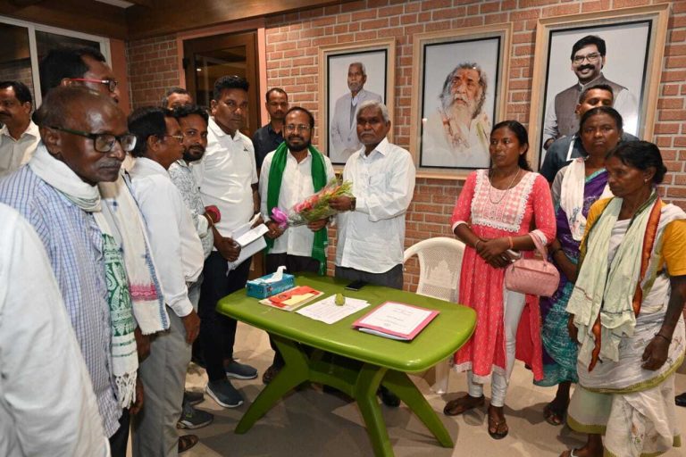 डीवीसी के विस्थापितों ने सीएम को सौंपा ज्ञापन