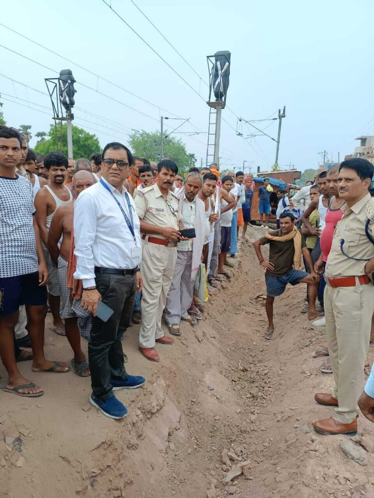 अवैध रेलवे फाटक बंद करने पर आक्रोशित ग्रामीणों ने किया हंगामा