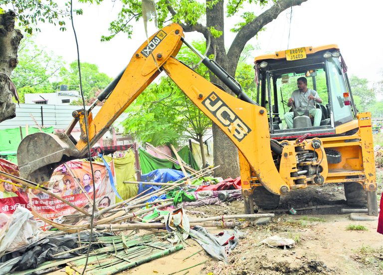 पटेल गोलंबर से हज भवन तक सर्पेंटाइन नाले के किनारे से हटा अतिक्रमण