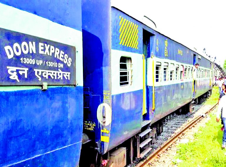 दून एक्स में सीट पर बैठने को लेकर दादागीरी, यात्रियों से की मारपीट