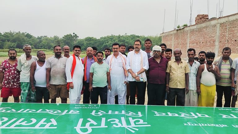 प्रवेश द्वार पर लिखे नाम पर विरोध, नहीं दिया लगाने