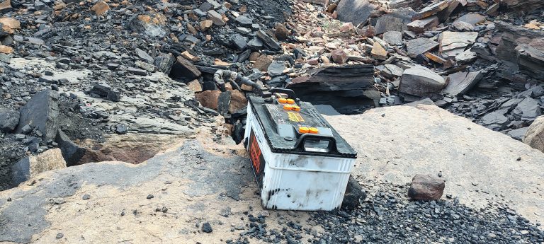 चोरों ने शॉवेल मशीन से केबल काटा, दिनदहाड़े बैट्री भी चुरायी