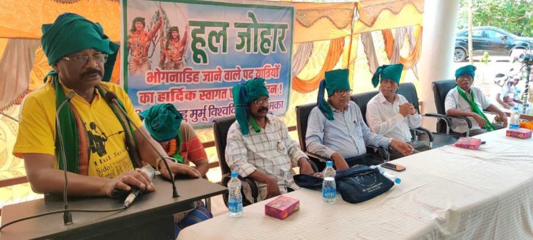हूल दिवस: दुमका से भोगनाडीह तक की पदयात्रा पर निकले लोग