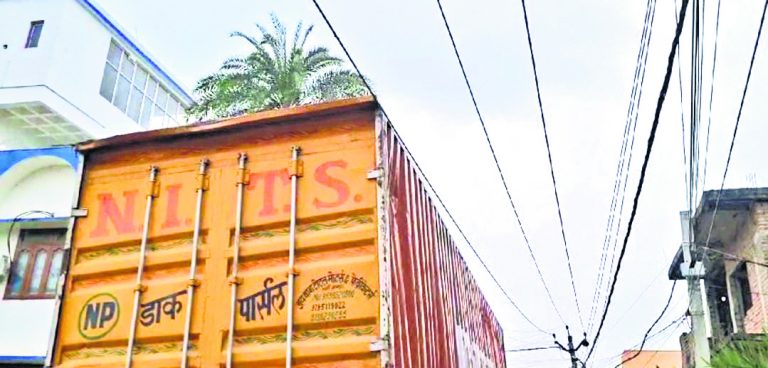 करेंट प्रवाहित हाई टेंशन तार की चपेट में आने से ट्रक का चालक एवं खलासी झुलसा