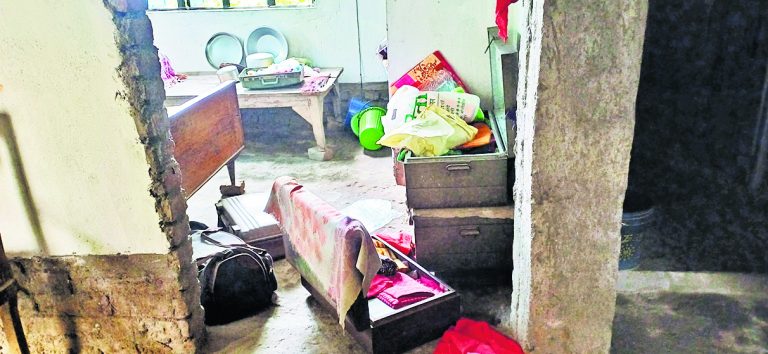 घर में घुस कर नकद समेत हजारों रुपये के सामान की चोरी, ग्रामीणों ने आरोपित को पकड़ कर पुलिस को सौंपा