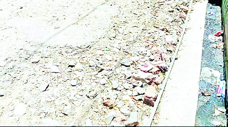 गिरजापाड़ा के चांद मोहल्ला इलाके में सड़क की हालत बदहाल, पैदल चलना भी दूभर