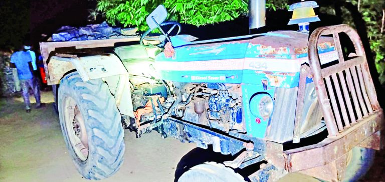 वनकर्मियों पर हमला, कोयला लदे पांच ट्रैक्टर ले भागे