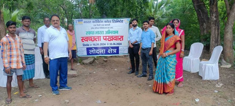 पर्यावरण बचाने को ले पौधरोपण, जुलूस