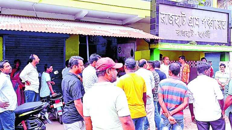 अपने ही प्रधान के खिलाफ तृणमूल नेताओं का प्रदर्शन