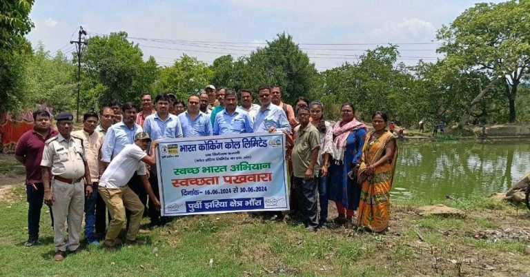 कोल अधिकारियों व कर्मियों ने की तालाब की सफाई