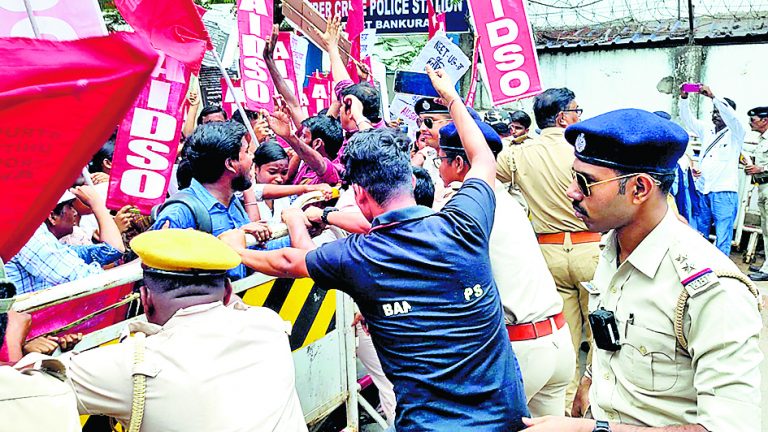 बांकुड़ा : एआइडीएसओ ने सौंपा डीएम को ज्ञापन