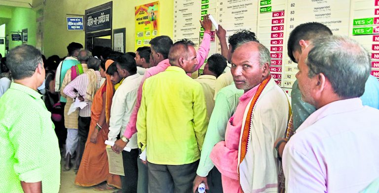 सदर अस्पताल में सुबह सात बजे से ही रजिस्ट्रेशन काउंटर पर लग रही कतार