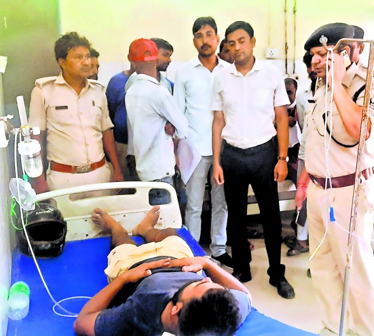 अधिवक्ता पिता-पुत्र की हत्या के अभियुक्त के घर पहुंचे रिश्तेदारों से मारपीट, पुलिस ने बचाया