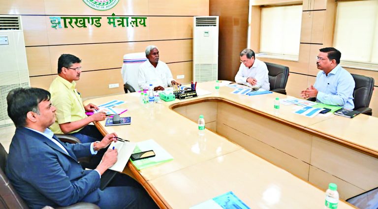 पहाड़ों से गिरनेवाले झरनों से जलापूर्ति पर हो विचार : चंपाई