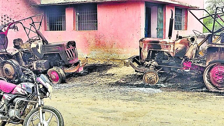 नक्सलियों ने सड़क निर्माण से जुड़े दो ट्रैक्टर और एक जेसीबी में लगायी आग