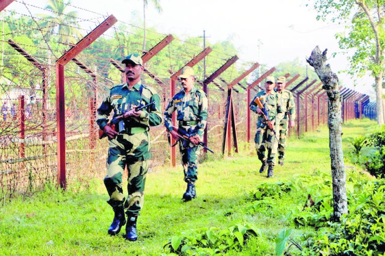 बांग्लादेशी घुसपैठियों ने बीएसएफ जवानों पर किया जानलेवा हमला