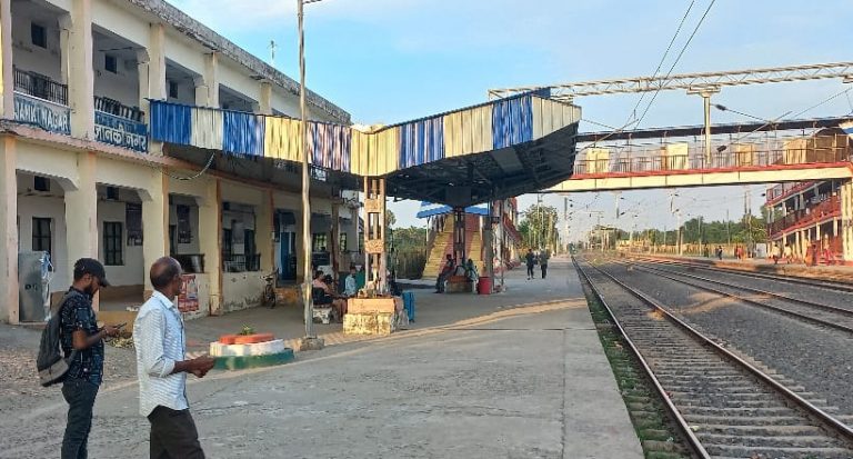यात्री सुविधाओं से वंचित जानकीनगर रेलवे स्टेशन को उद्धारक का इंतजार