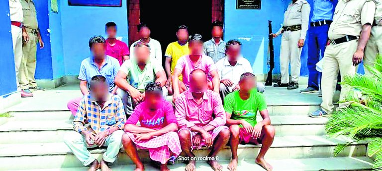 गलसी : दामोदर के घाट से अवैध बालू खनन में 12 लोग गिरफ्तार