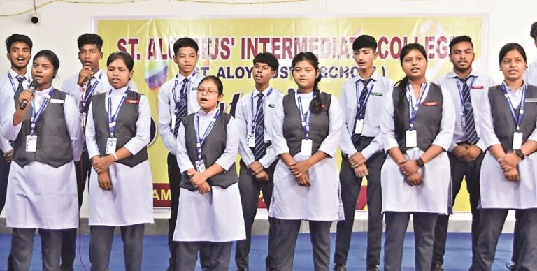 संत अलोइस इंटर कॉलेज में विद्यार्थियों का स्वागत