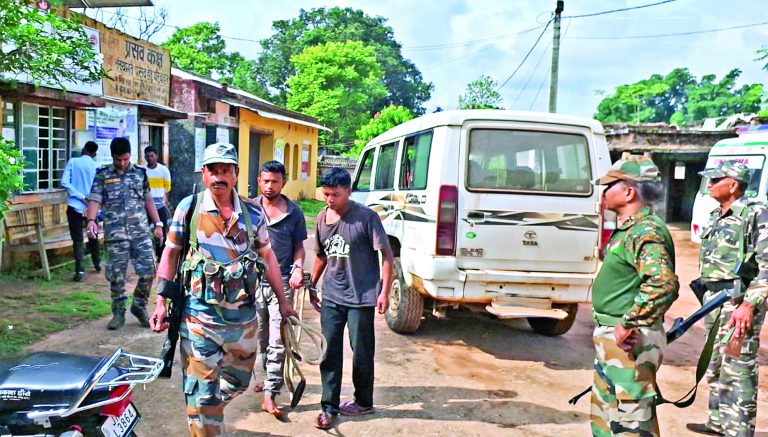गुमला : कांग्रेस नेता को पशु तस्करों ने मारी गोली, लोगों ने दो को घेर कर पीटा