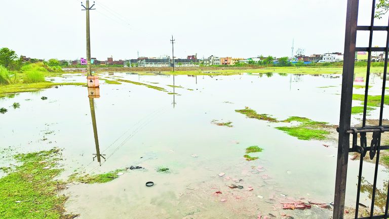 बारिश से शहर नरक में तब्दील, नाले-नालियां जाम