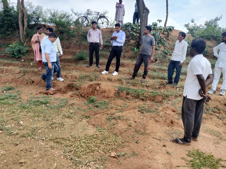 राज्य स्तरीय टीम ने सोनारायठाढ़ी व सारवां में की मनरेगा योजनाओं की जांच