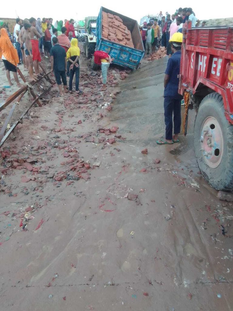 बारिश से पीपा पुल का पहुंच पथ हुआ ध्वस्त