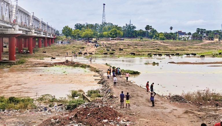 Lakhisarai News : किऊल नदी का अस्थायी रास्ता क्षतिग्रस्त, आवागमन बाधित