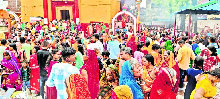 श्रद्धालुओं ने भगवान सूर्य को दिया अर्घ