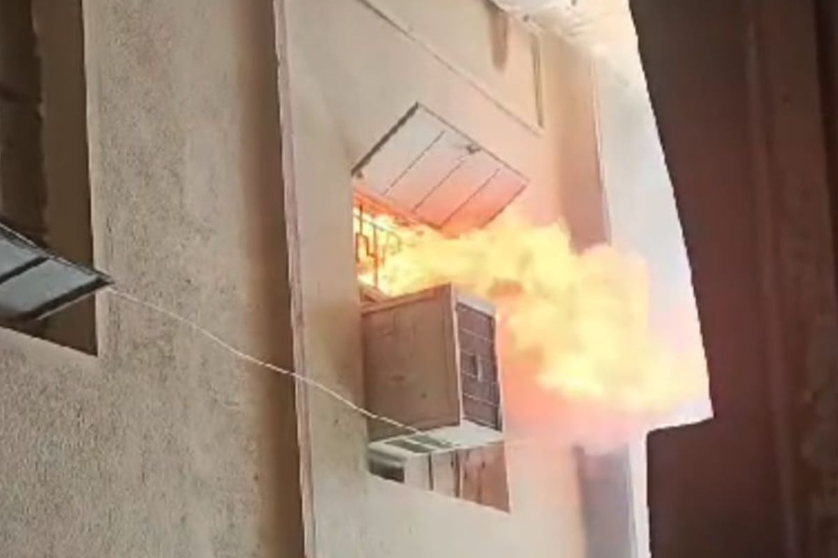 मेहता बिल्डिंग की चौथी मंजिल से निकलतीं आग की लपटें