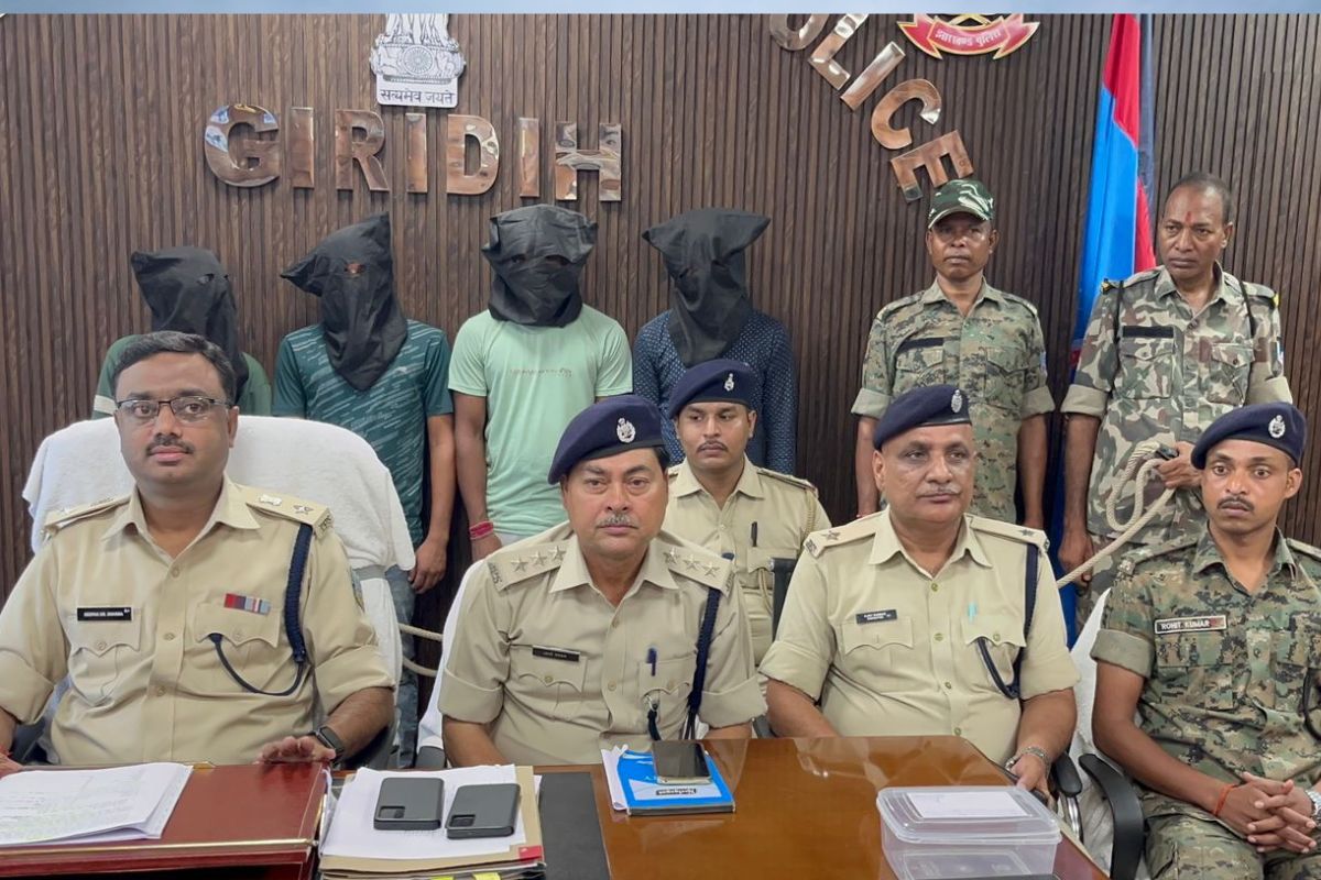 गिरफ्तार साइबर अपराधियों की जानकारी देते एसपी दीपक कुमार शर्मा