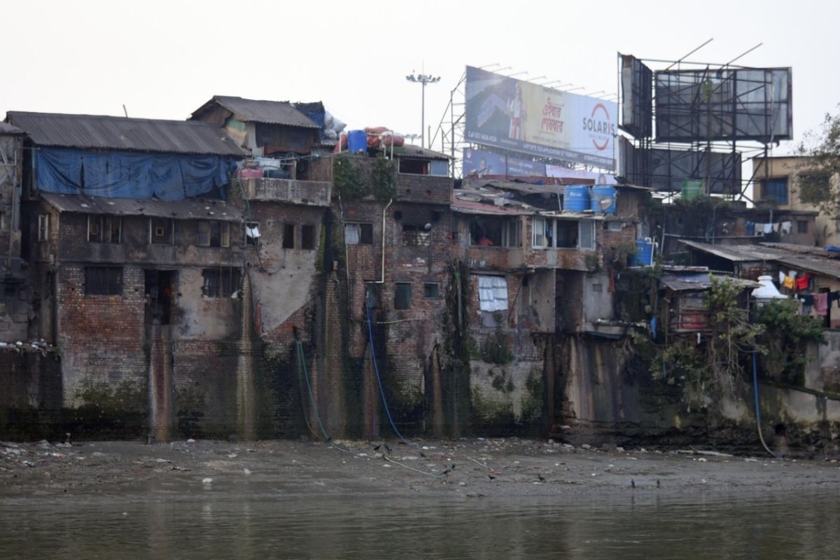 हावड़ा में नदी किनारे होटल व रेस्टोरेंट