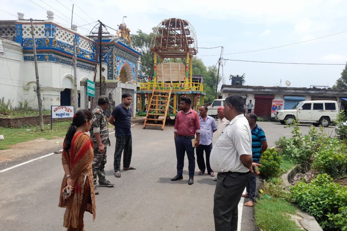 रथ के निर्माण कार्य का जायजा लेते पदाधिकारी