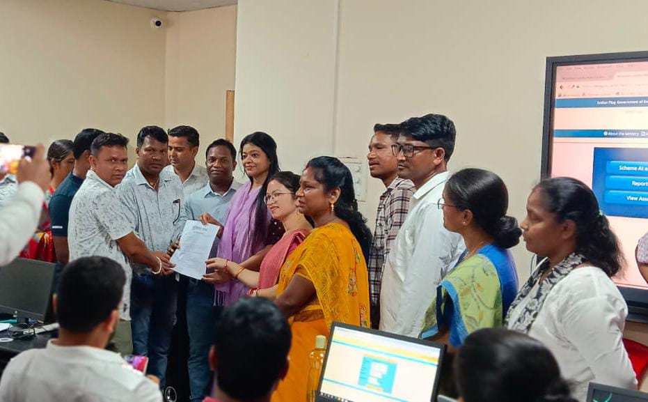 पूर्वी सिंहभूम जिला मुखिया संघ का एक प्रतिनिधिमंडल अध्यक्ष पलटन मुर्मू के नेतृत्व में रांची जाकर पंचायत राज विभाग के निदेशक से मिला और रेलवे क्षेत्र में मुखिया फंड से विकास कार्य को ठप करने समेत 13 सूत्री मांग पत्र सौंपा