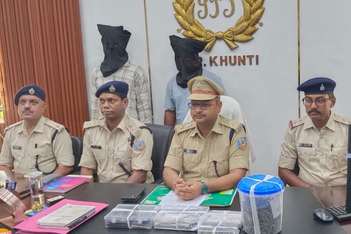 गिरफ्तारी की जानकारी देते एसपी अमन कुमार