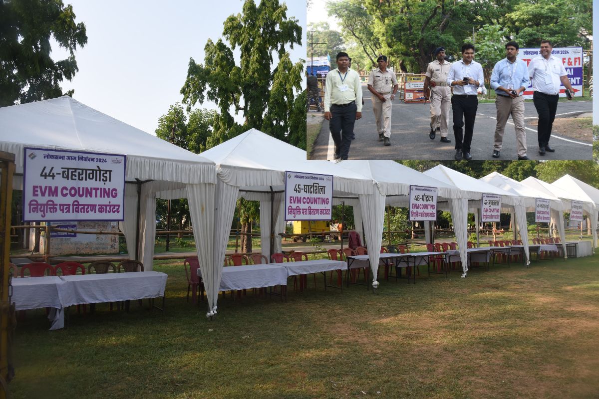 मतगणना स्थल का जायजा लेते जिला निर्वाचन पदाधिकारी समेत अन्य