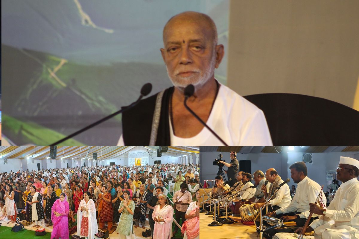 रामकथा कहते मोरारी बापू