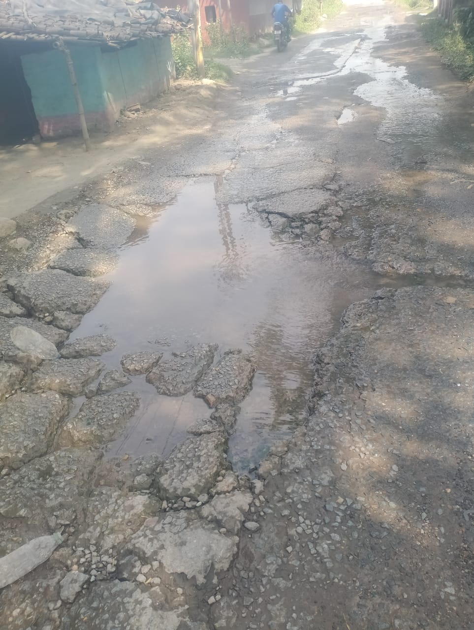पानी की कमी से स्वास्थ्य और दैनिक जीवन प्रभावित हो रहे हैं. अधिकारियों के वादे और आश्वासन के बावजूद समस्या का कोई समाधान नहीं हुआ है. इससे ग्रामीणों में आक्रोश और असंतोष बढ़ता जा रहा है.