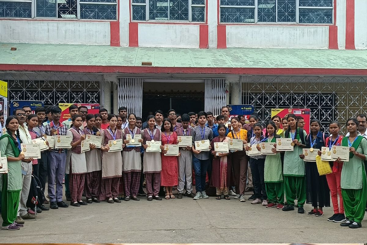 सम्मानित होने के बाद मेधावी विद्यार्थी