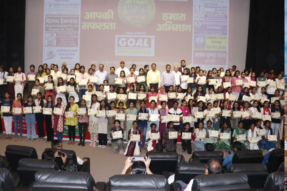 सम्मानित होने के बाद मेधावी विद्यार्थी