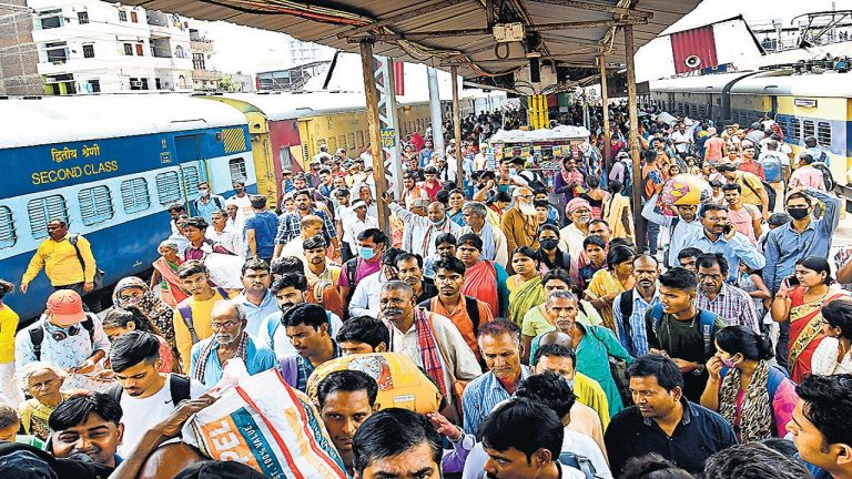 मुजफ्फरपुर में परीक्षार्थियों ने ट्रेनों पर जमाया कब्जा, धक्का-मुक्की के साथ मची रही अफरा-तफरी
