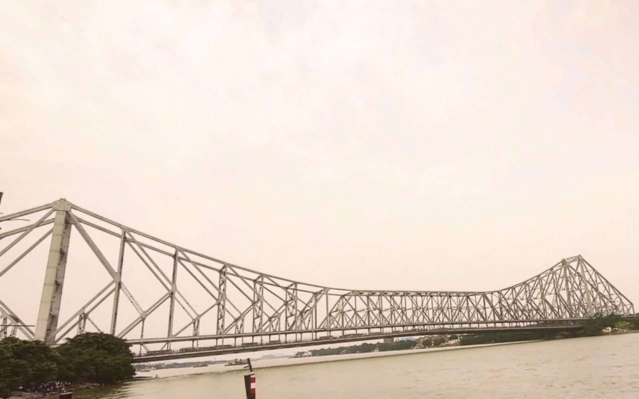 wb news bihar youth on howrah bridge