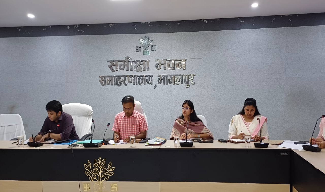 भागलपुर जिला समन्वय समिति की बैठक करते डीएम
