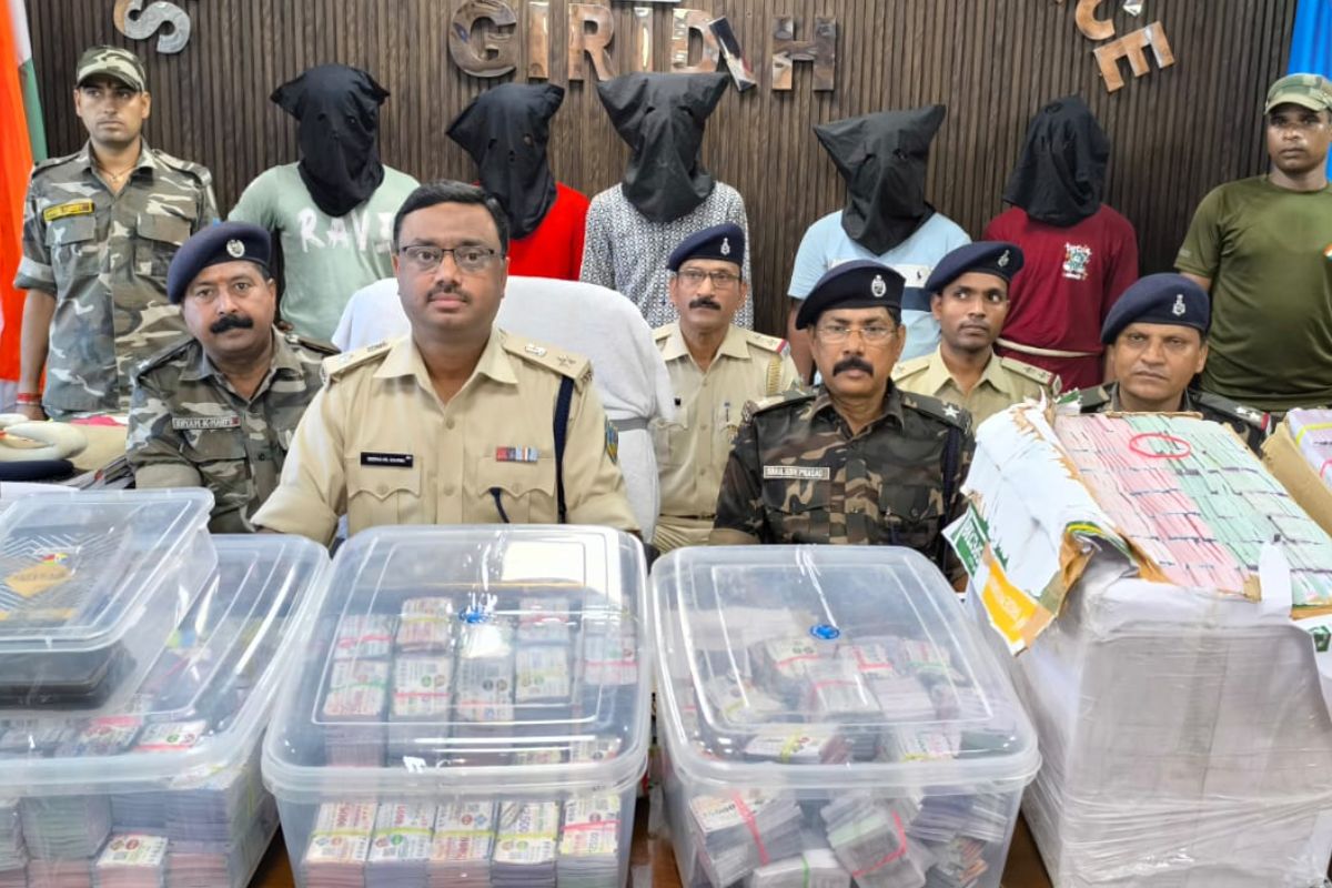 गिरफ्तारी की जानकारी देते एसपी