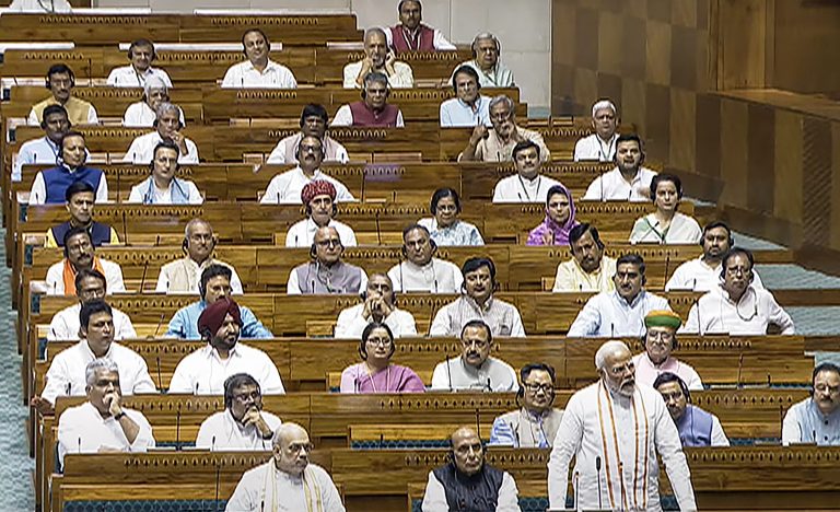 संसद में टकराव की स्थिति से बचना चाहिए