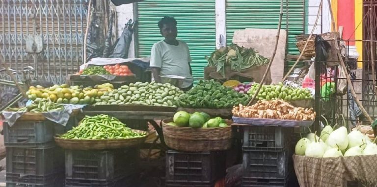 Munger news : बारिश ने बिगाड़ा खाने का स्वाद, सब्जियों की कीमत आसमान पर
