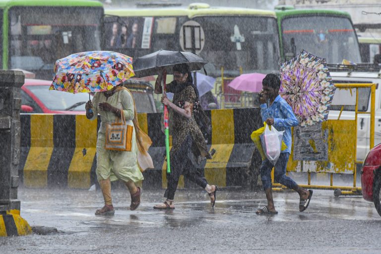 Weather Forecast: अगले चार से पांच दिन देश के कई राज्यों में होगी भारी बारिश, IMD अलर्ट जारी