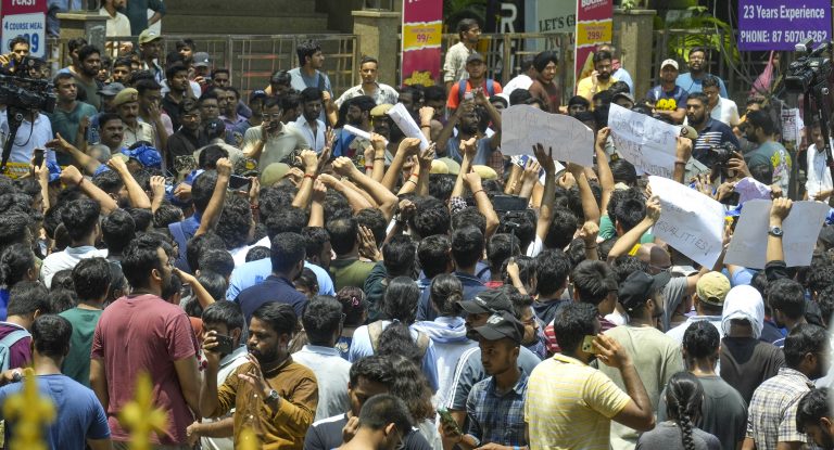 IAS Coaching Centre Death: दोस्तों की मौत का गम… व्यवस्था से नाराजगी, दिल्ली में फूटा छात्रों का आक्रोश, जोरदार प्रदर्शन