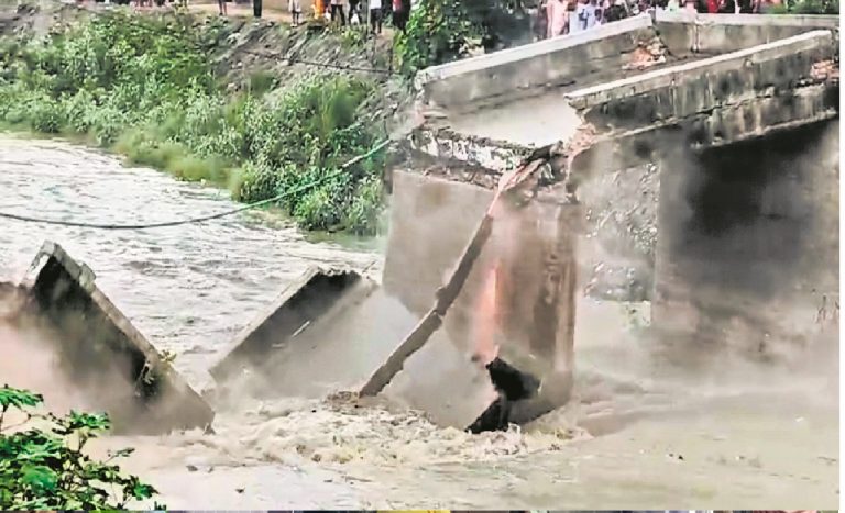 बिहार: एक दिन में पांच पुल ध्वस्त, सारण में एक घंटे के अंतराल में दो पुल धराशायी…
